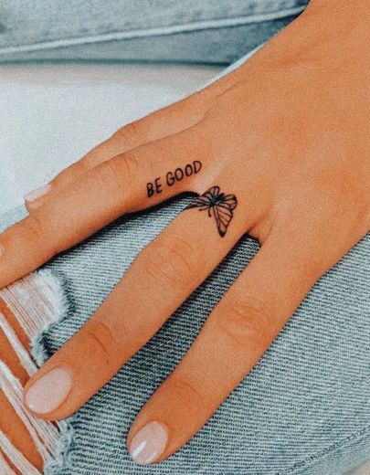 Tatuagem delicada nos dedos