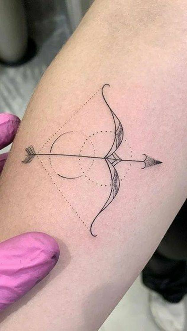 Moda Tatuagem de arco delicado