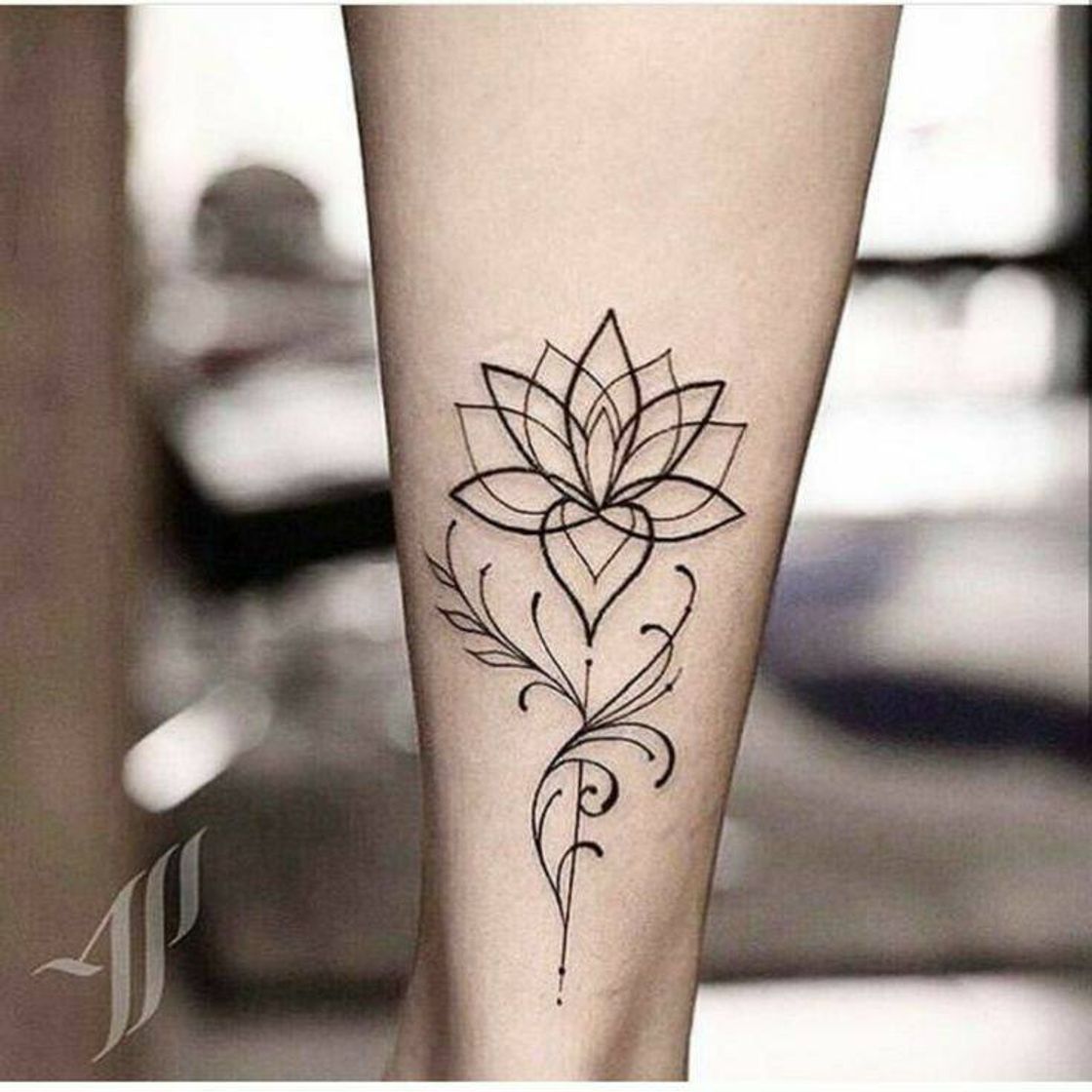 Fashion Tatto na panturrilha 