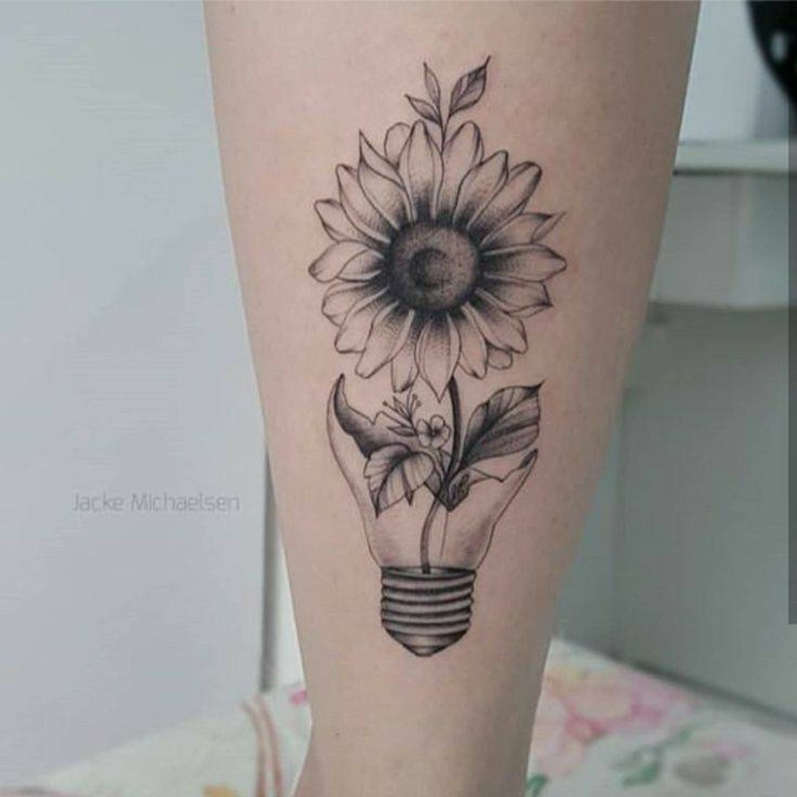 Fashion Tatto na panturrilha 