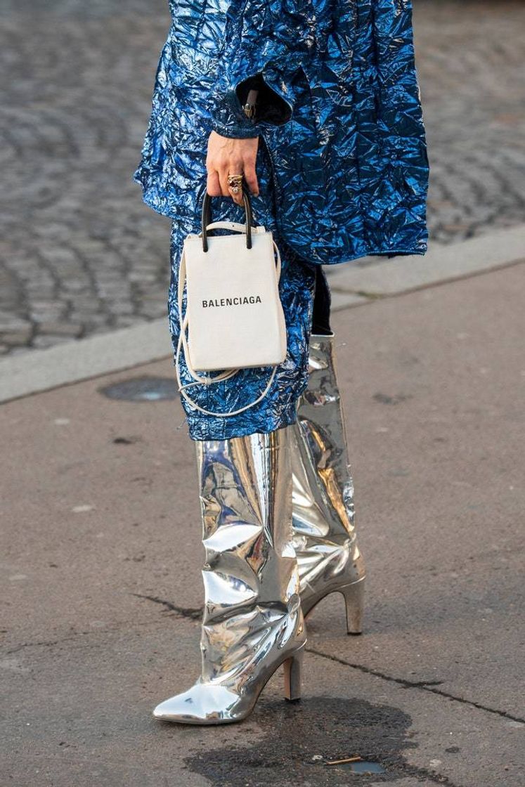https://www.vogue.es/moda/articulos/botas-plateadas-metaliza