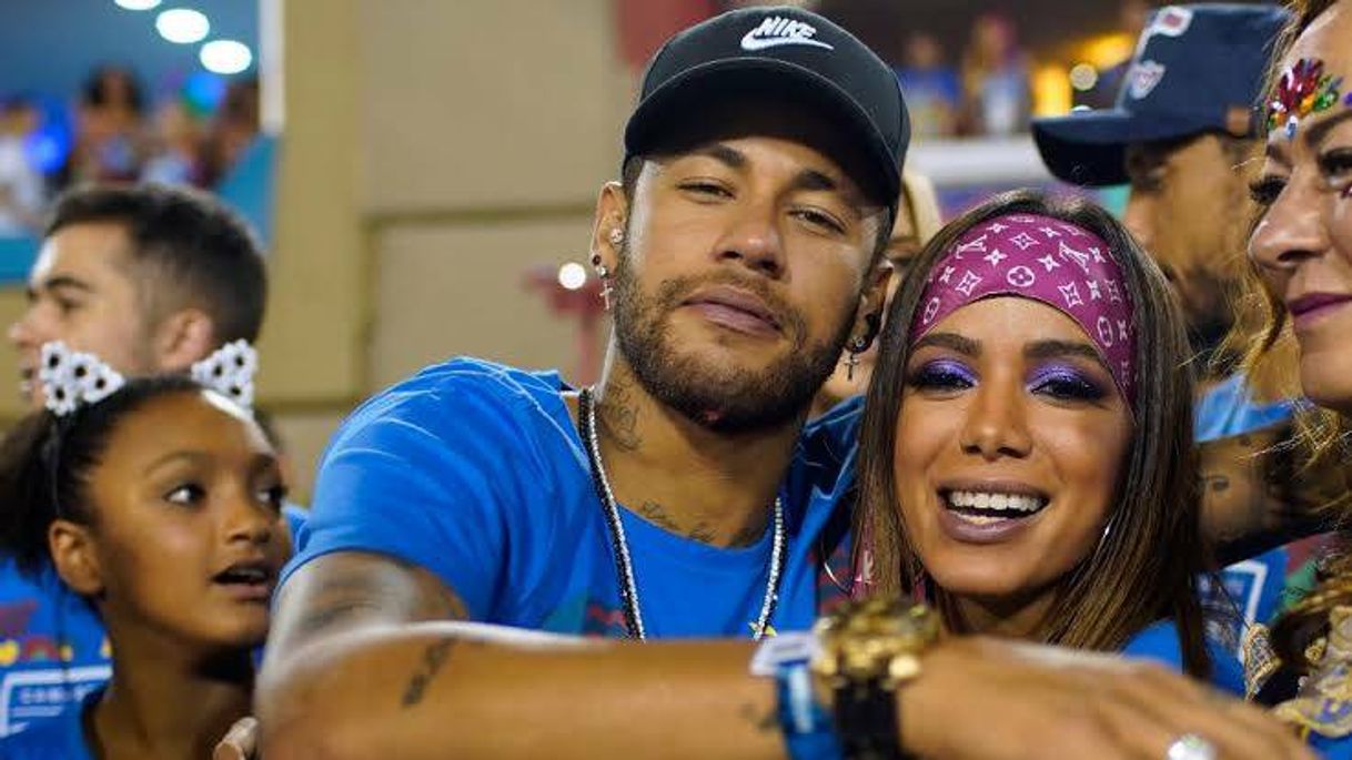 Moda Amor de carnaval? Neymar e Anitta se beijam no sanbódromo