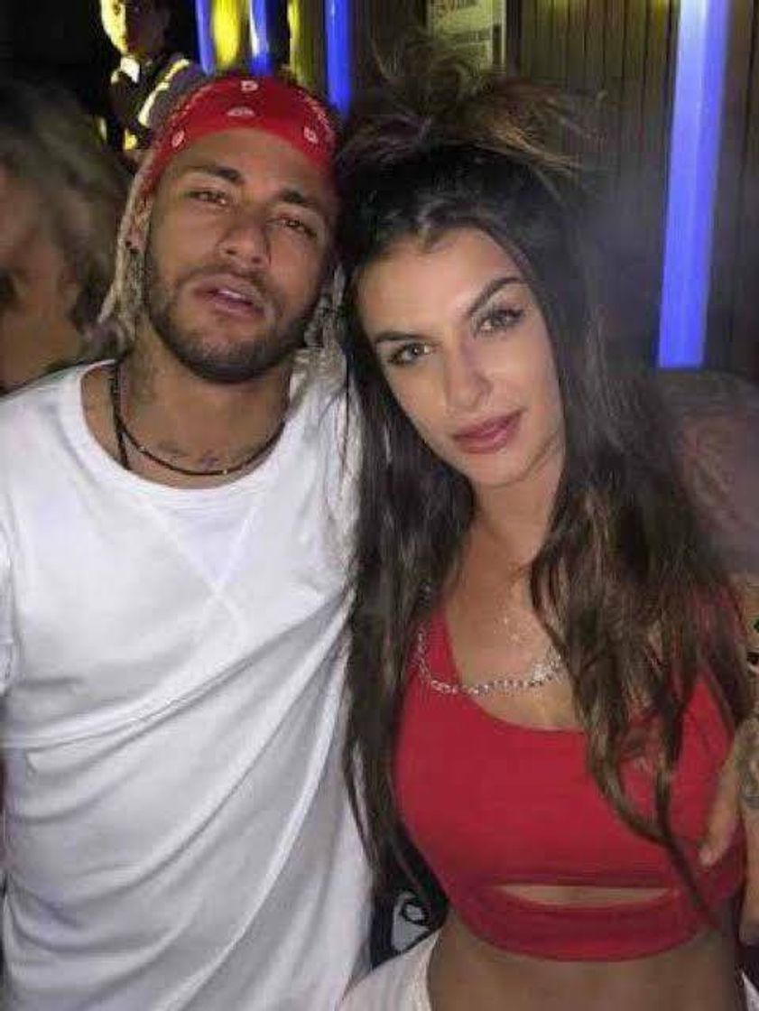 Fashion Neymar "fura" a quarentena e recebe dj famosa 