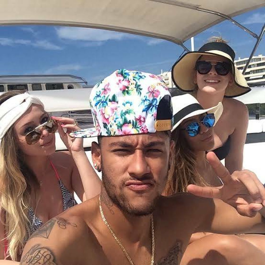 Fashion Neymar, que estaria solteiro, posta foto passeando de iate