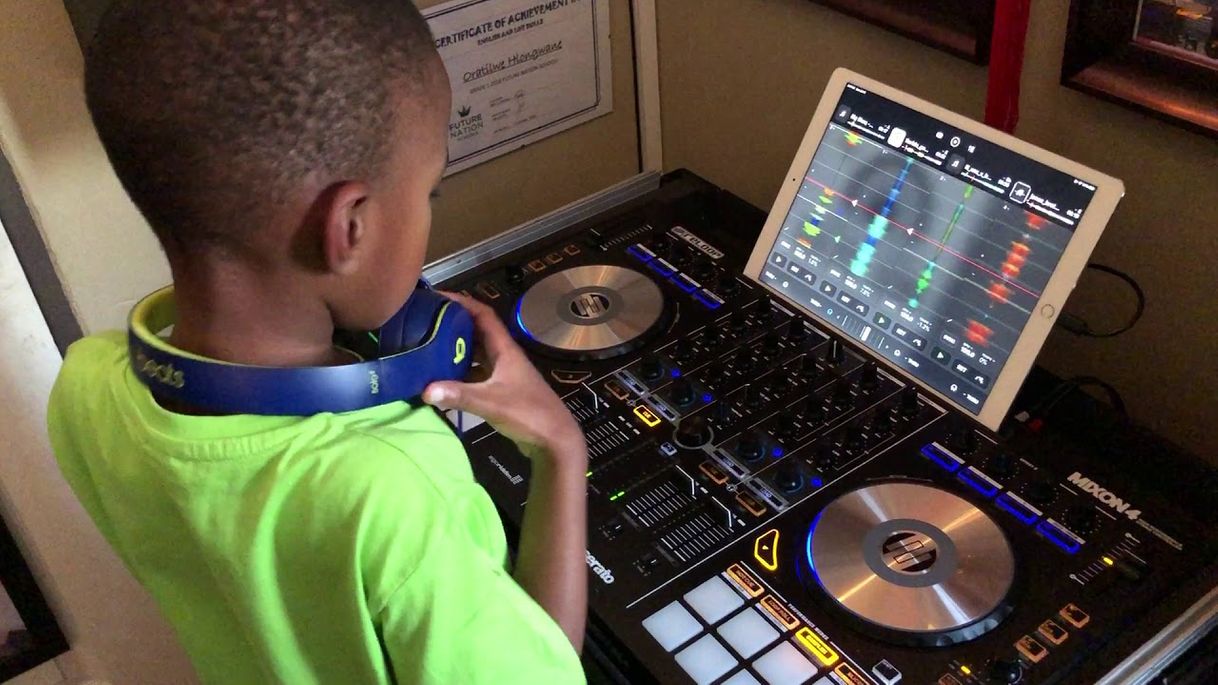 Moda DJ Arch Jnr Messing Around With The Djay App & Reloop Mixon 4 ...