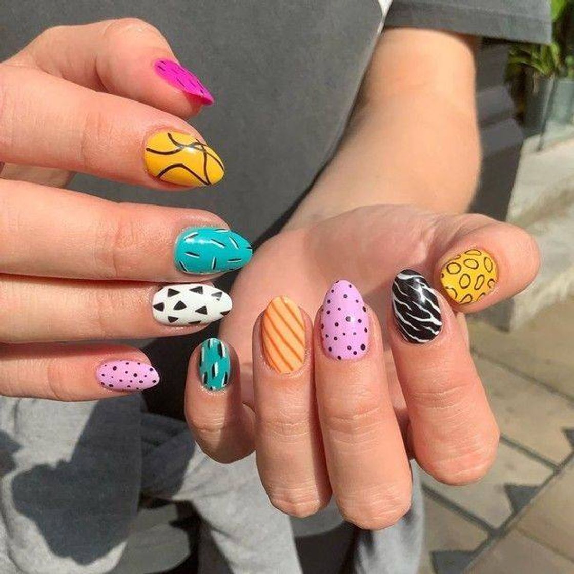 Fashion para quem gosta de unhas diferenciadas, super coloridas 