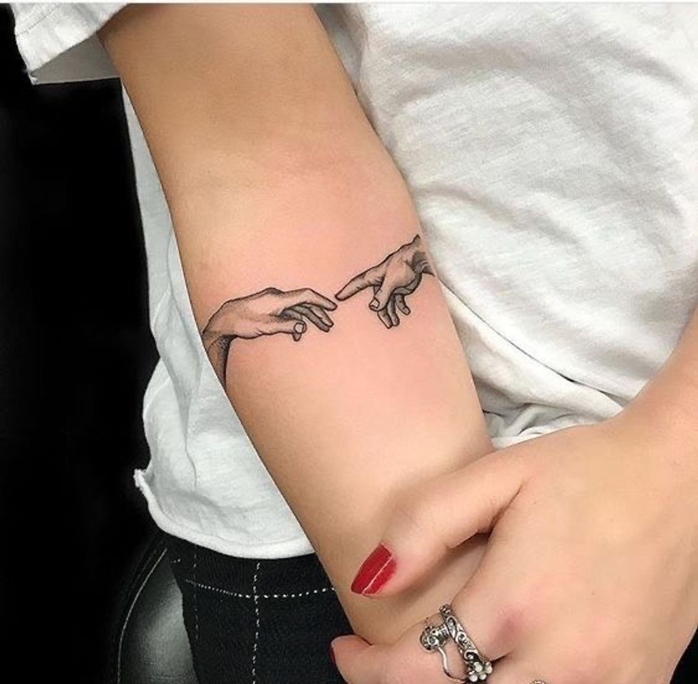 Moda tatuagem de mãos 