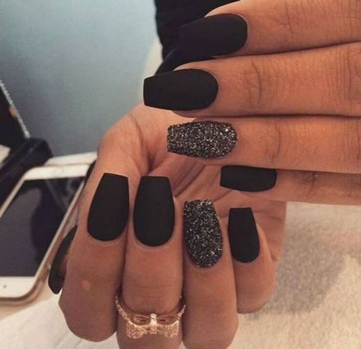 unha preta com glitter 😍🖤