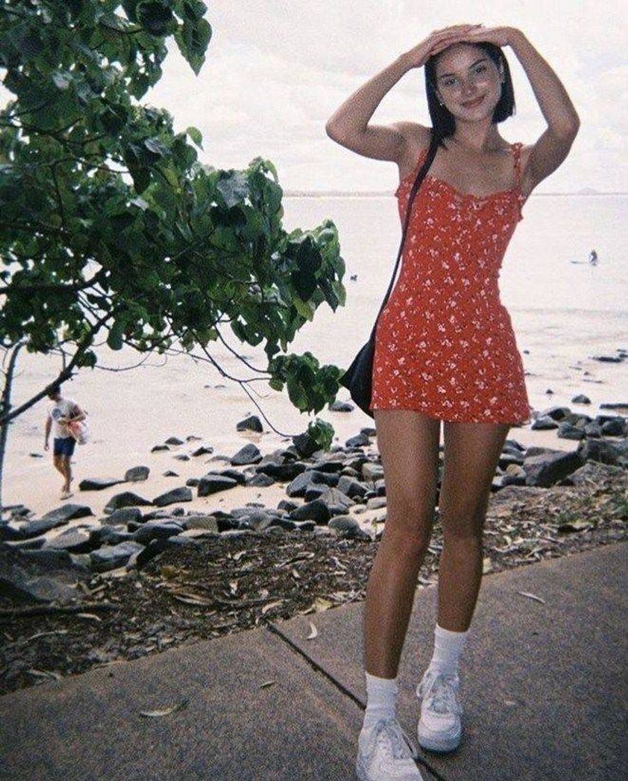 Fashion Caminhada na orla da praia no auge dos anos 90's 