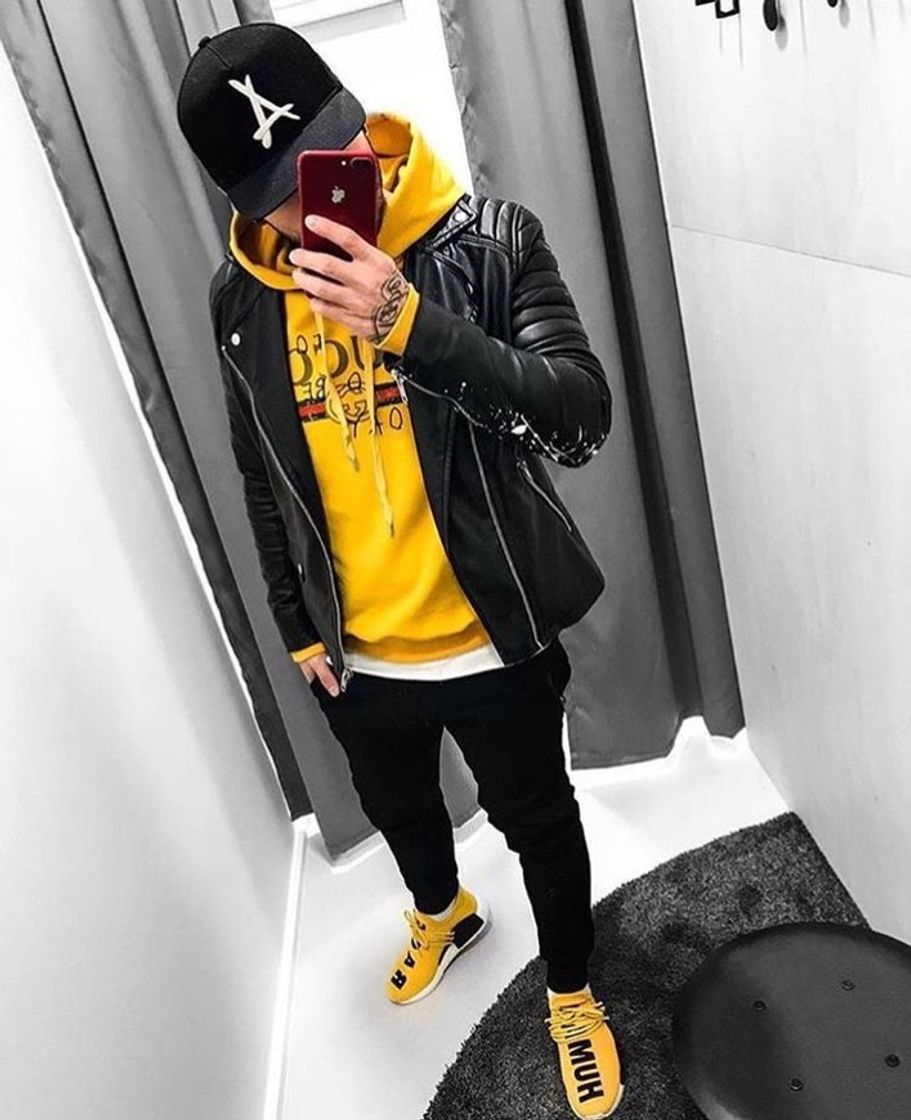 Social Look lindo com casaco amarelo e jaqueta preta bem estilosa