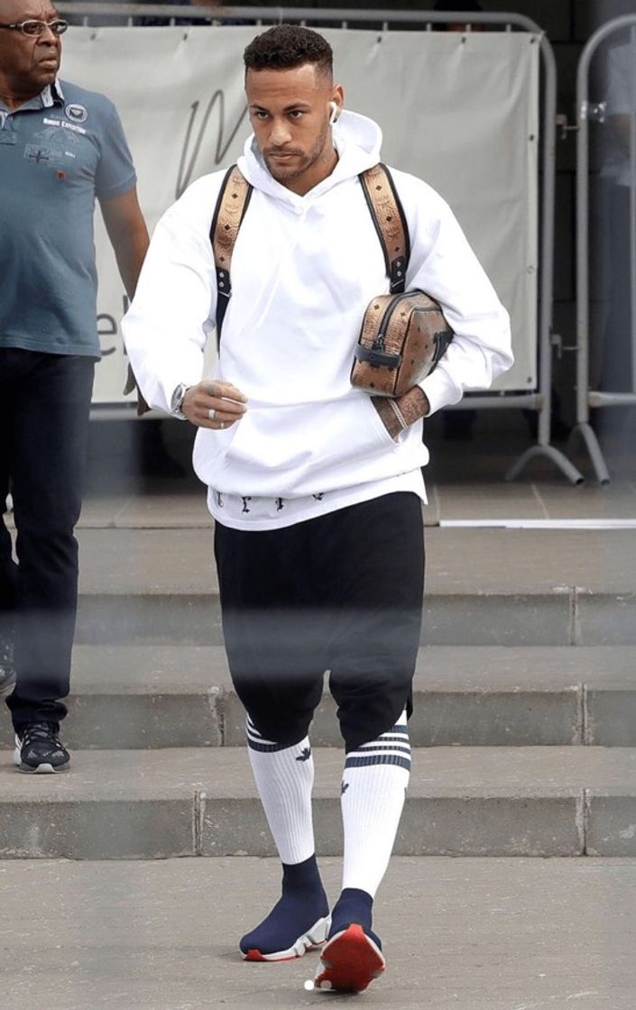 Social Look lindo com casaco branco do jogador Neymar 