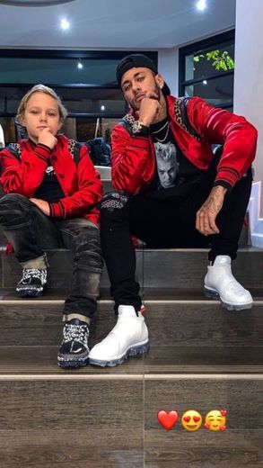 Look lindo com jaqueta vermelha de pai e filho