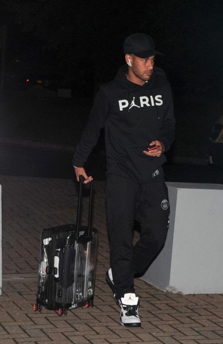 Social Look com casaco preto lindo e bem estiloso