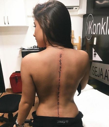 Tatuagem feminina nas costas bem linda 