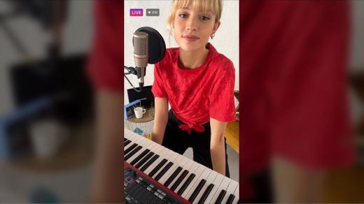 Angèle chante sur live de Instagram // Angèle Instagram Live ...