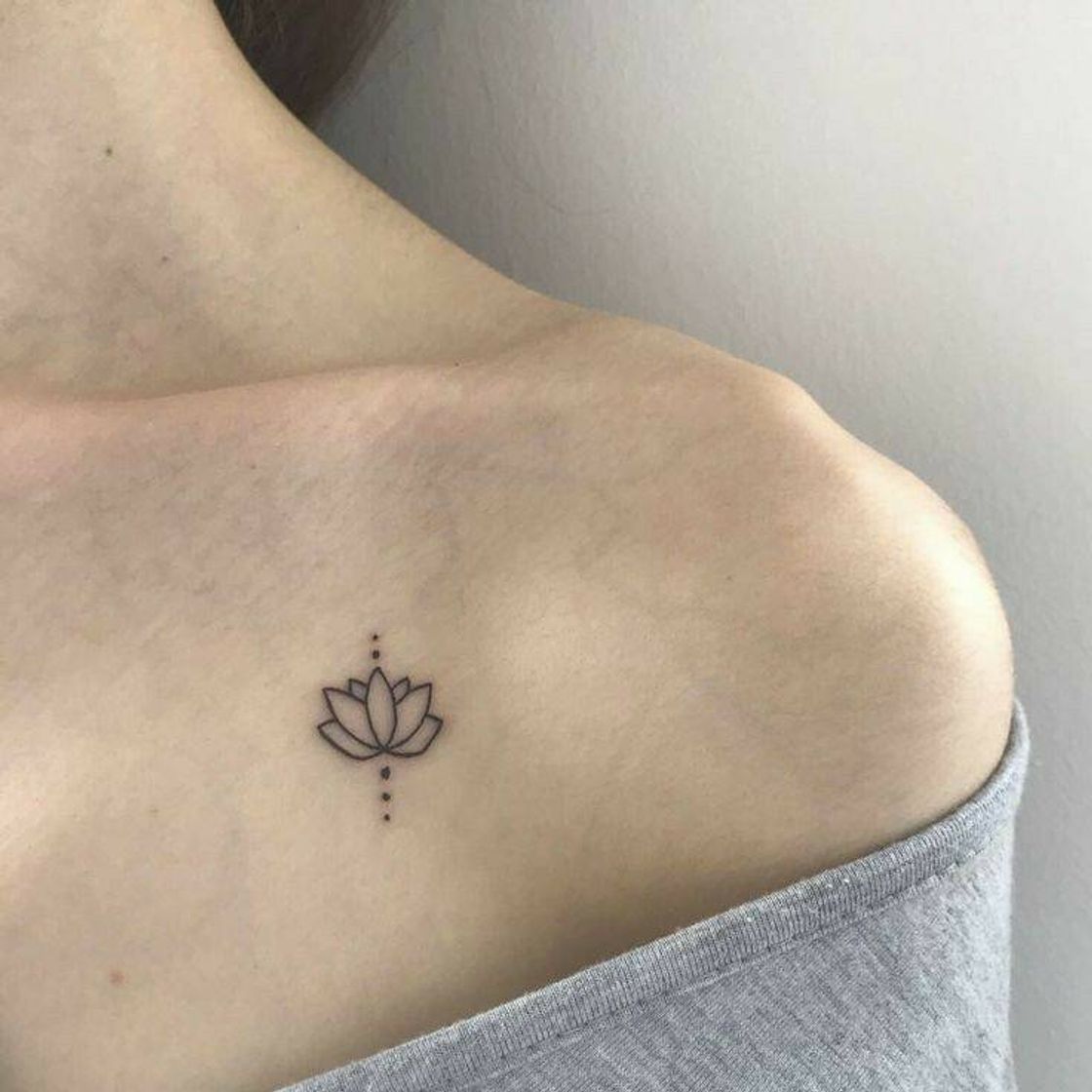 Social Tatuagem minimalista de flor 