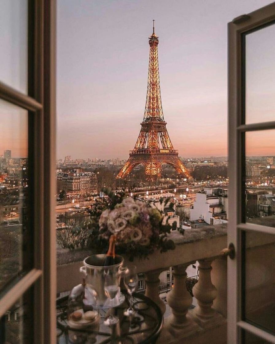 Place Eiffel Tower