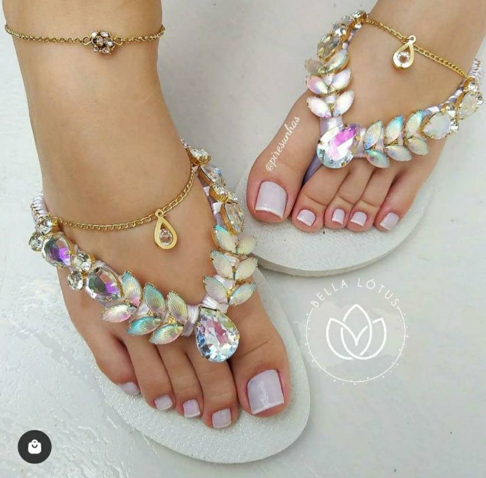 Moda Havaianas com pedrarias ✨