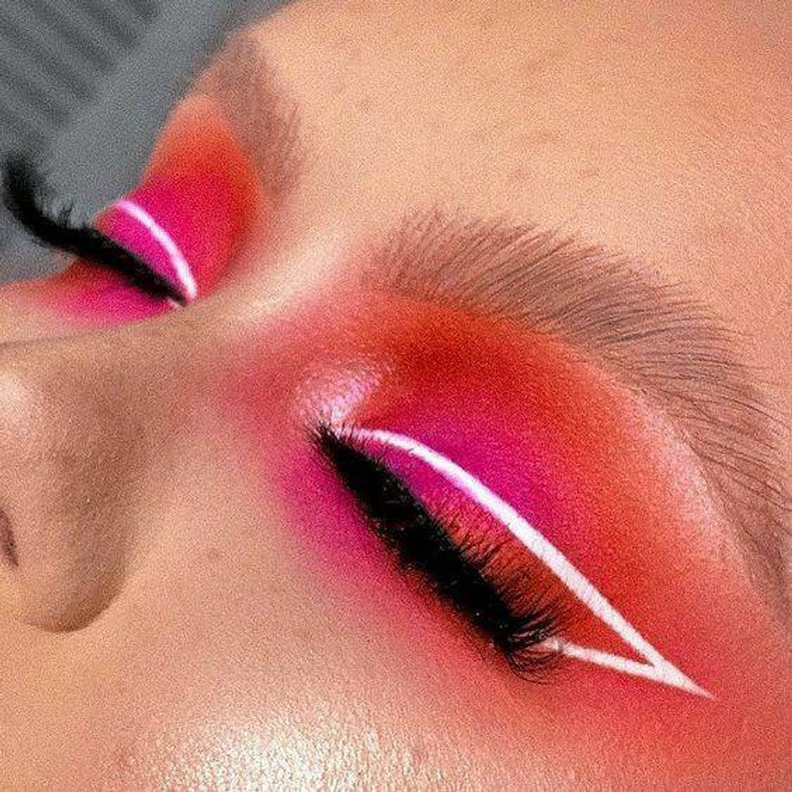 Social Olho laranja e rosa com delineado branco 