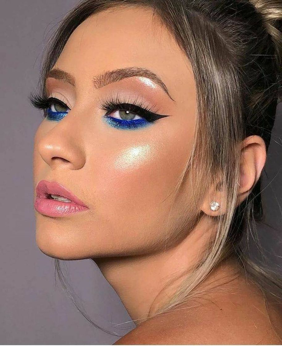 Social Olho tons neutros e azul com delineado preto 