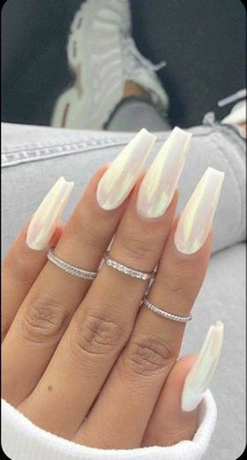 Unhas com branco perolado 