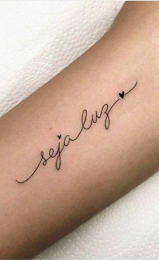 Tatuagem com a frase "seja luz"