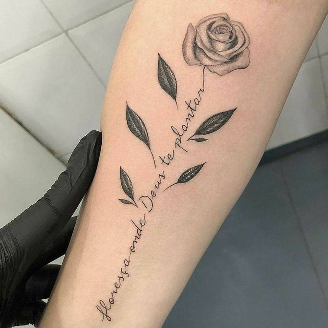 Fashion Tatuagem de rosa com frase 