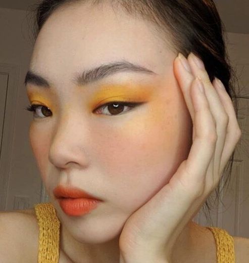 yellow eye inspo