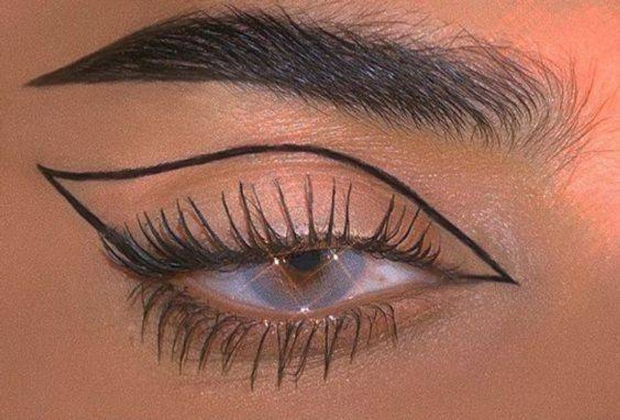 Moda outline eyeliner look