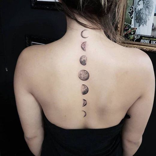 Tatuagens de luas e planetas