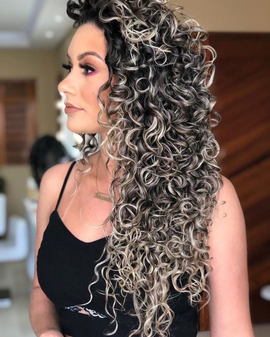 Fashion Cabelo cacheado com luzes 