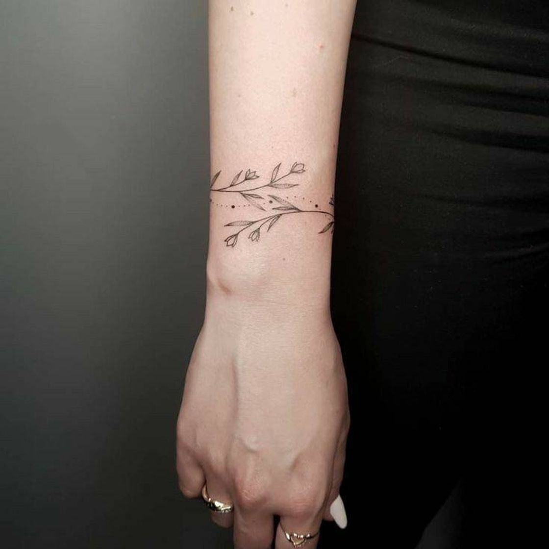 Fashion Tatuagem minimalista/flor 