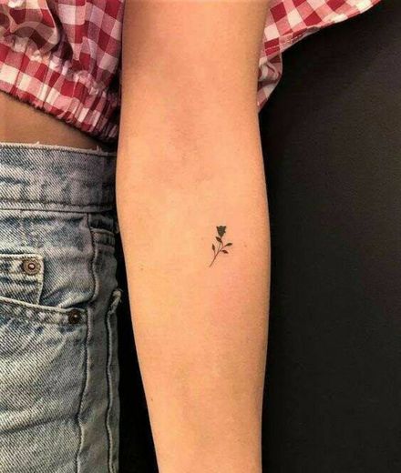 Tatuagem minimalista/ flor