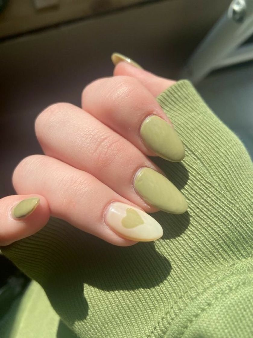 Moda Green nails