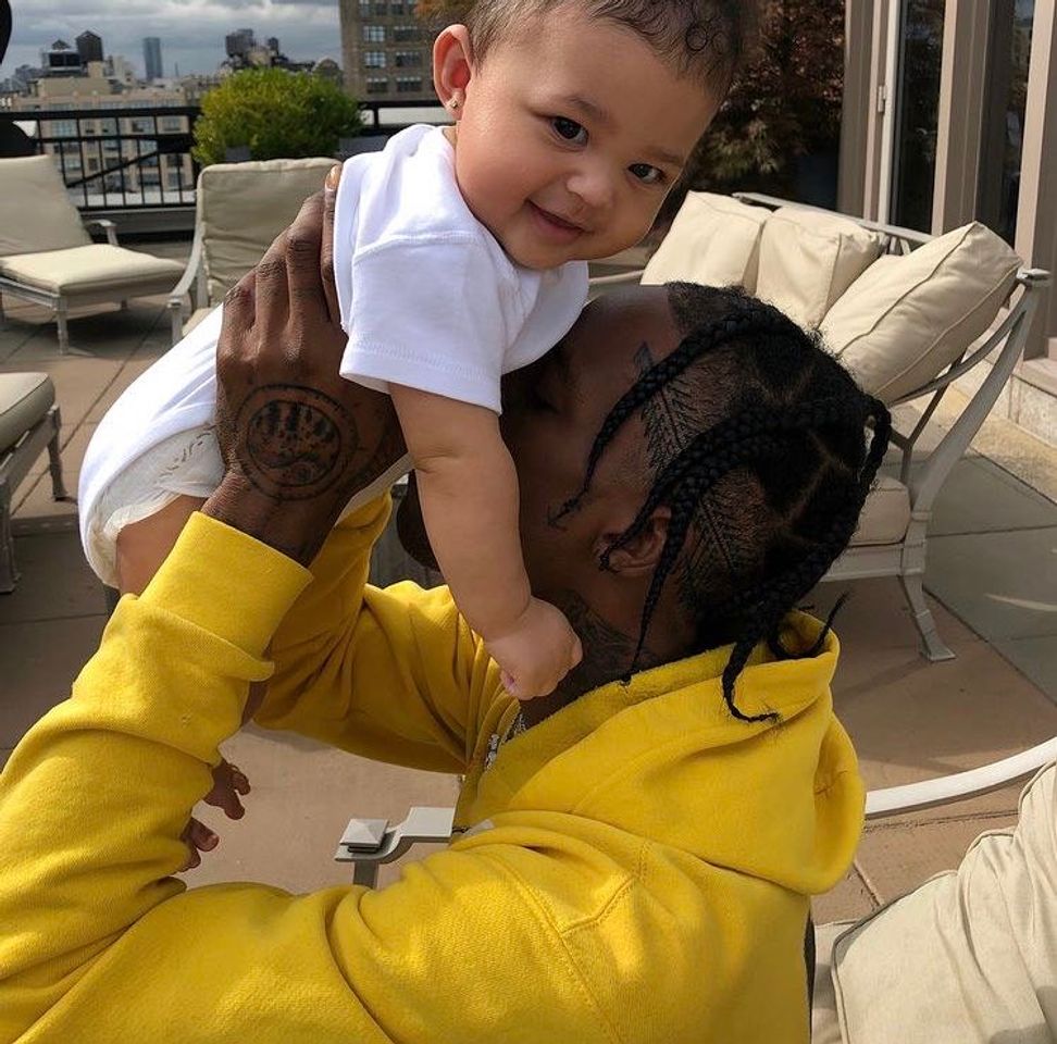 Fashion Travis brincando com Stormi 