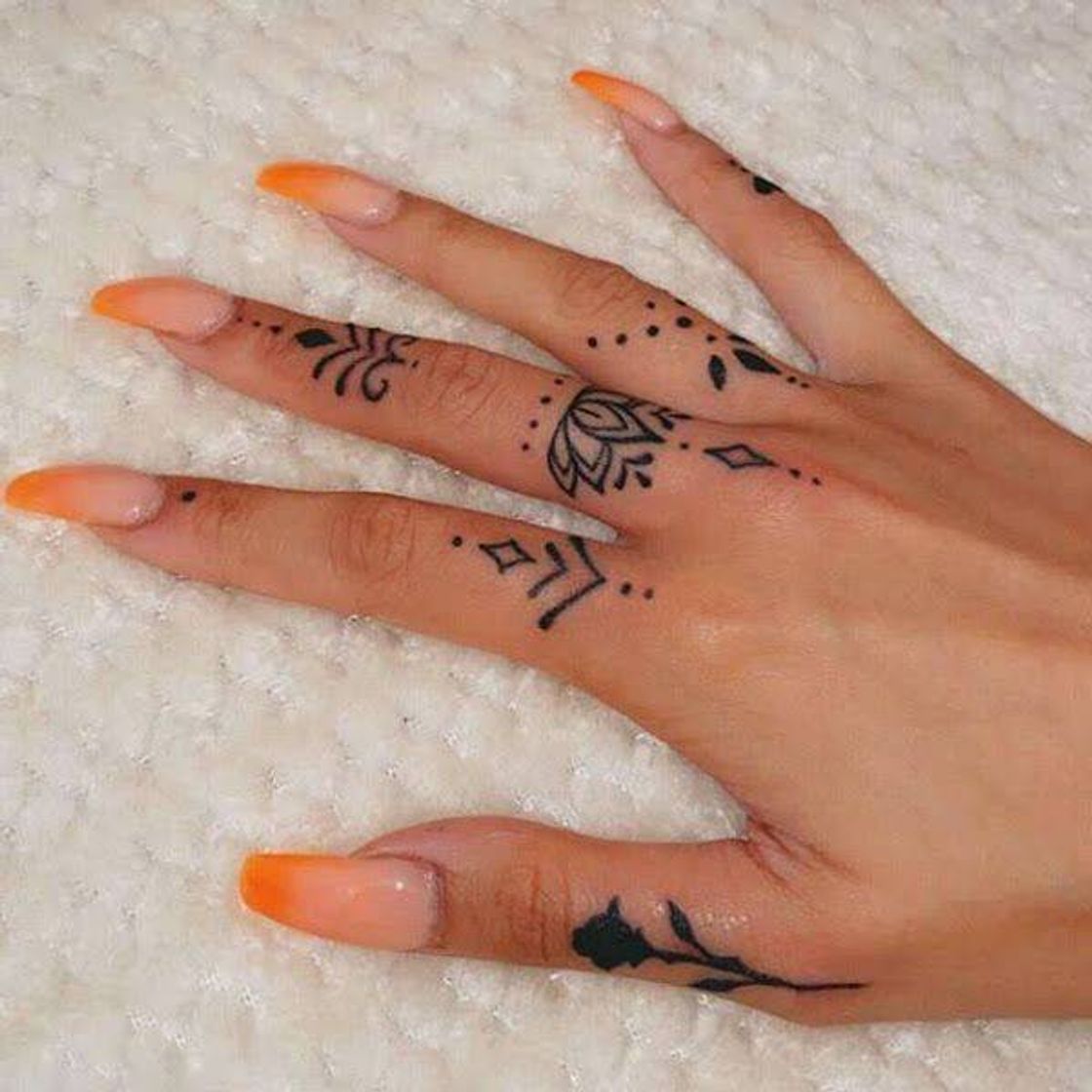 Moda finger tatts 