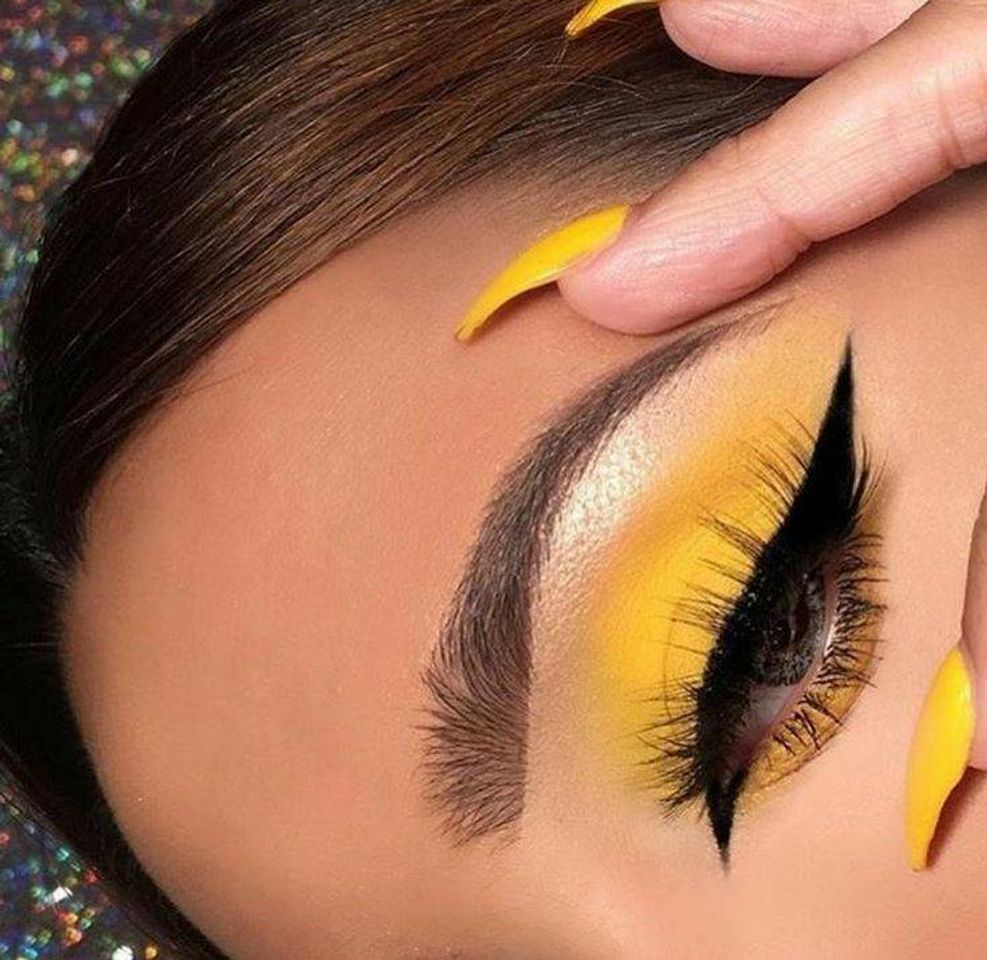 Fashion Esfumado amarelo com delineado 💛✨