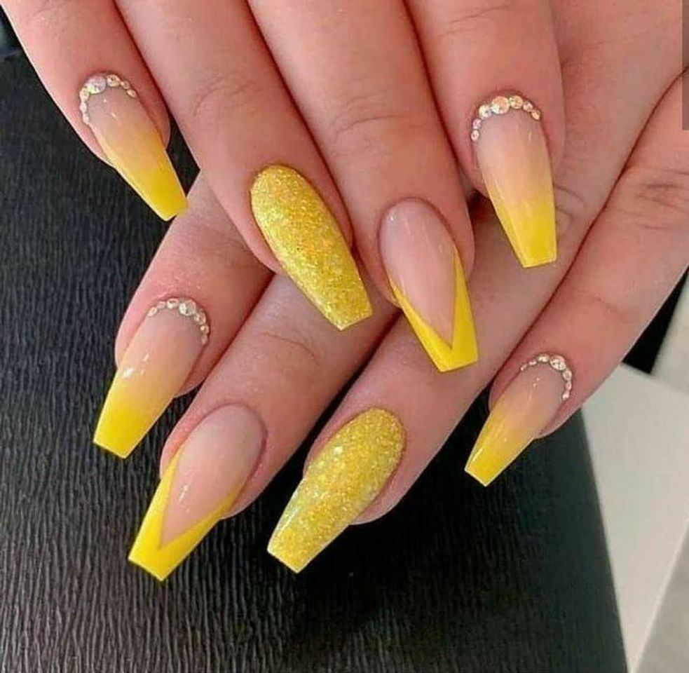 Social Esmaltação amarela com glitter e pedras 💛✨