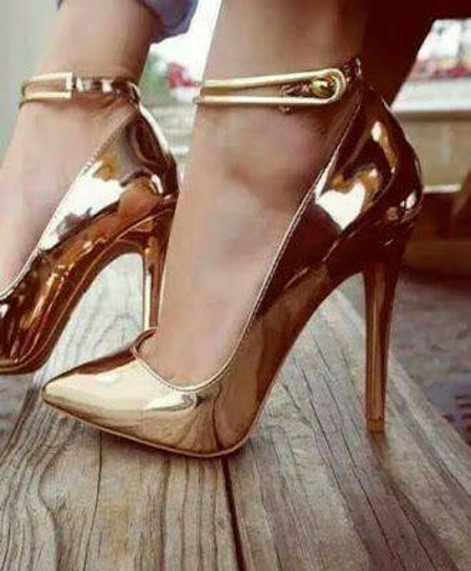 Moda Sapato dourado