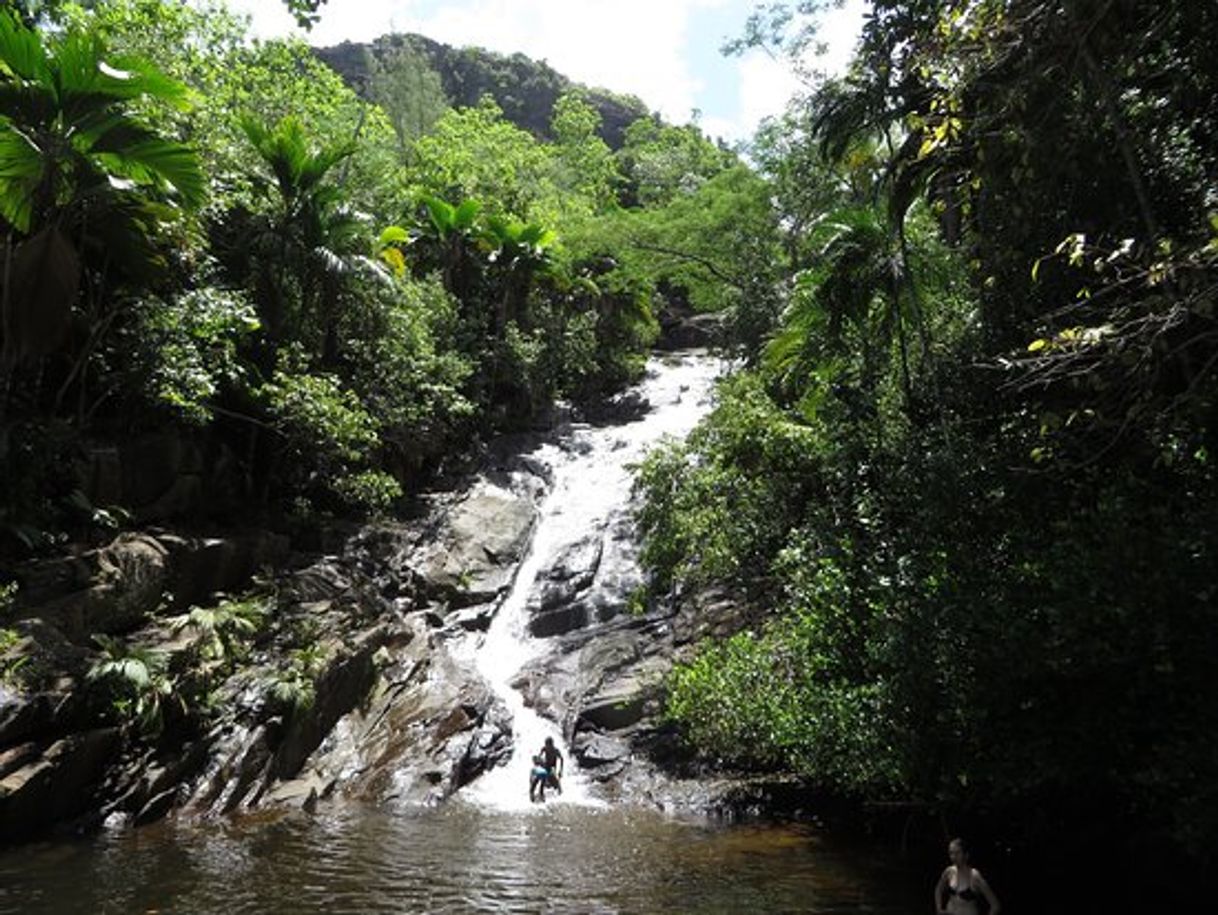 Lugar Port Glaud Waterfall