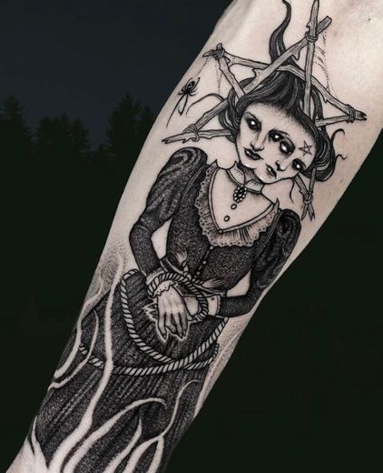 Tattoo “bruxa sendo queimada”
