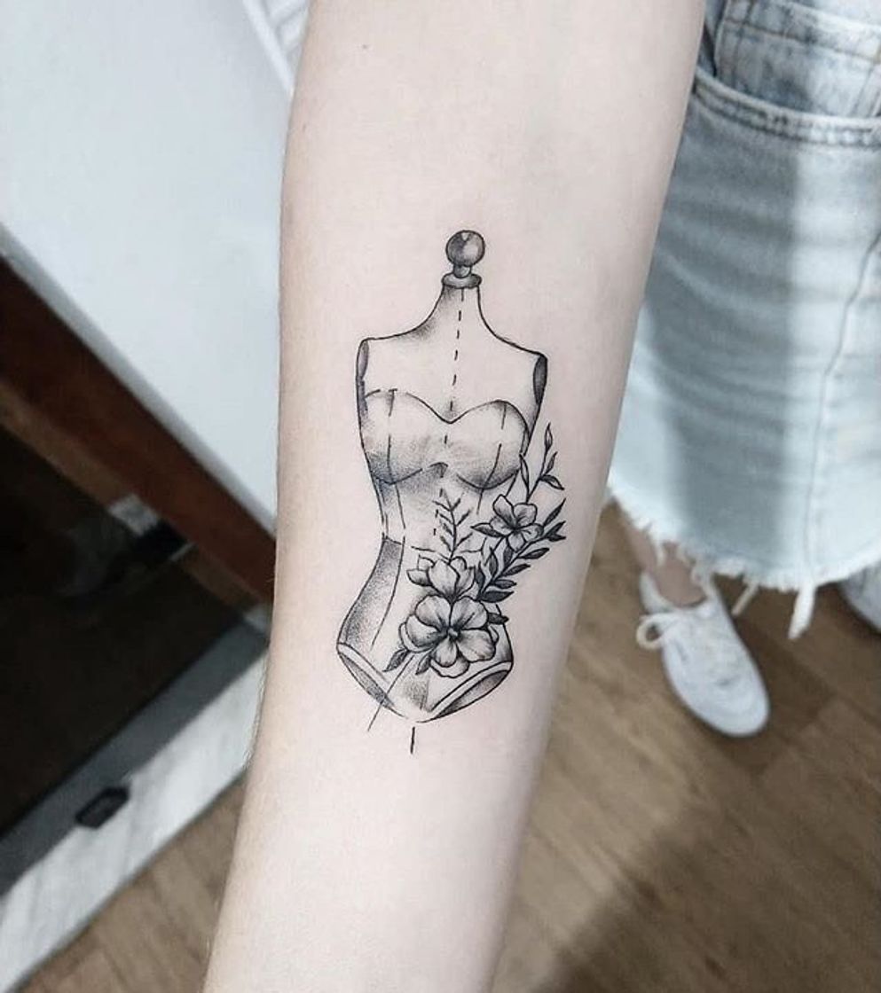 Fashion Inspiração de tatuagem para quem ama a profissão ✂️