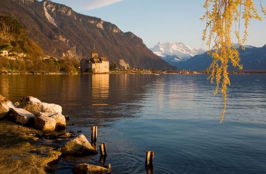 Castillo de Chillon a orillas del lago Lemán