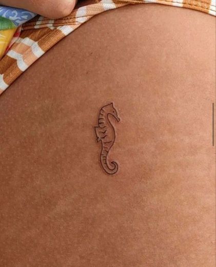 mini tatuagem de cavalo marinho 
