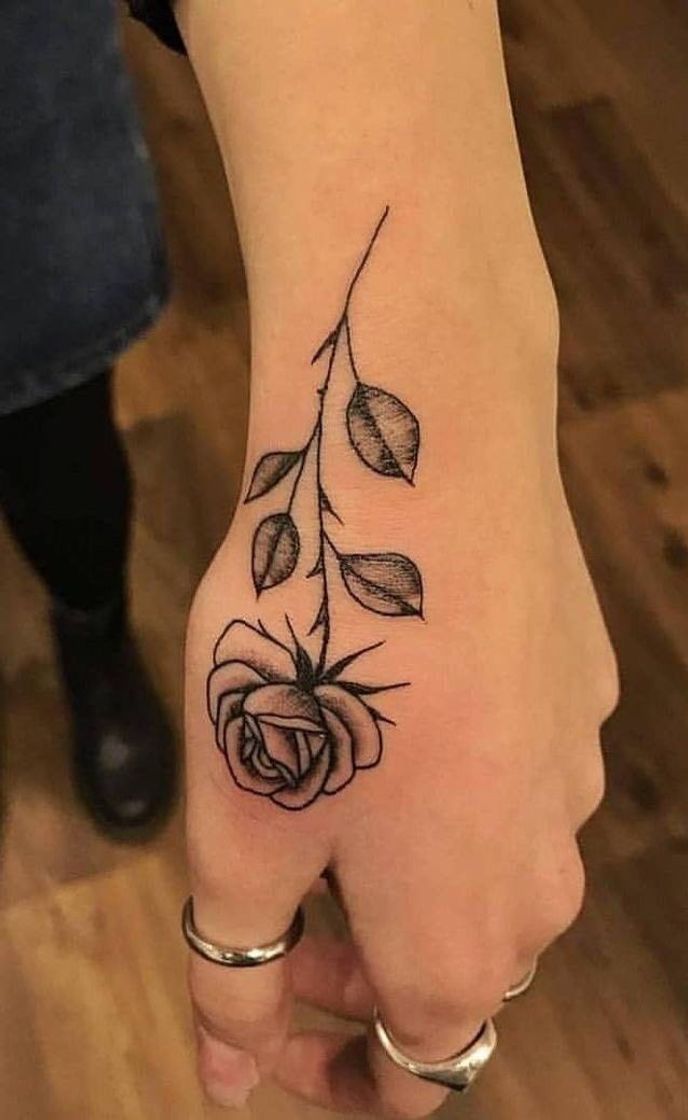 Social tatuagem de rosa na mão 🥀
