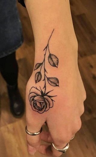 tatuagem de rosa na mão 🥀