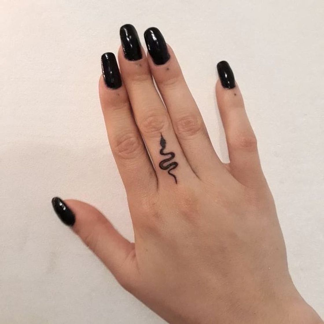 Social mini tatuagem de cobra no dedo 🐍