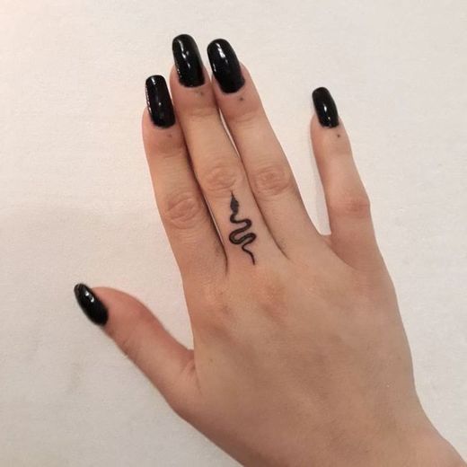 mini tatuagem de cobra no dedo 🐍