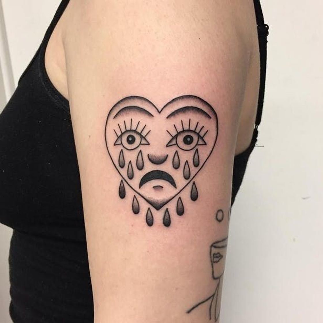 Social tatuagem de coração chorando