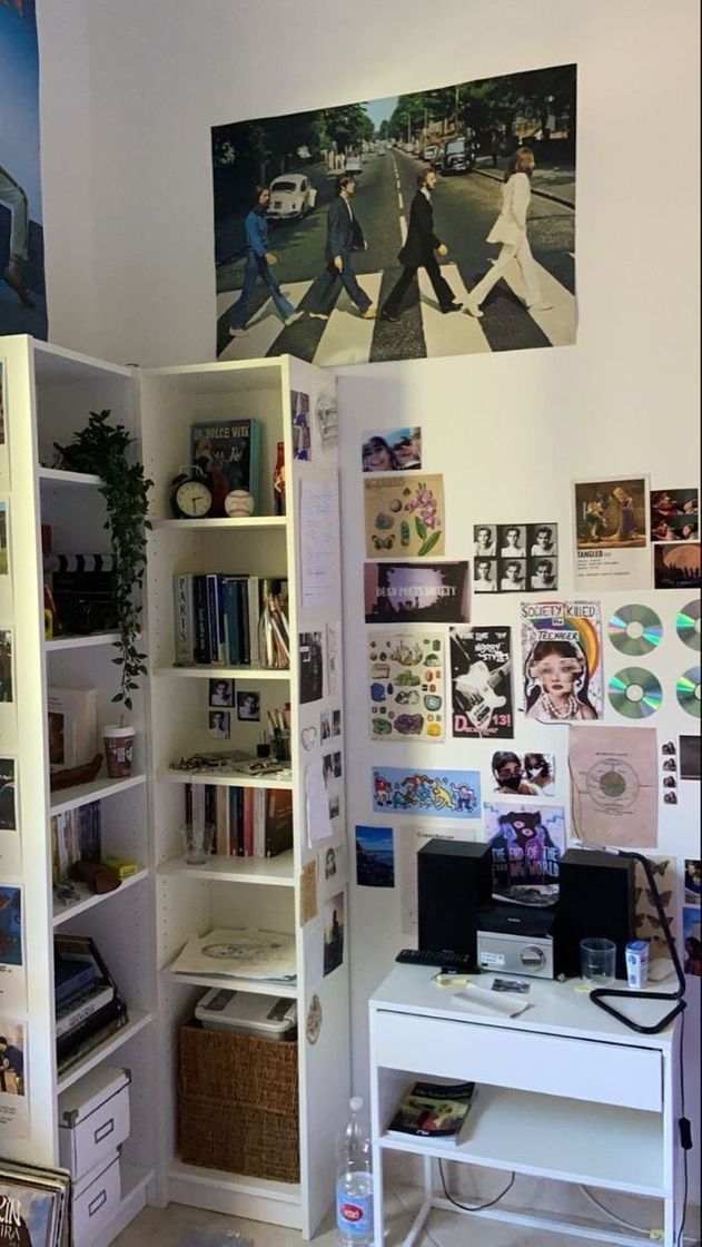 Social prateleiras e colagens na parede